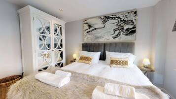 2 bedrooms, desk, iron/ironing board, WiFi