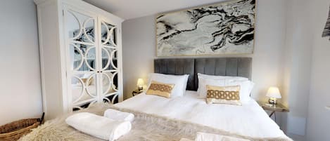 2 bedrooms, desk, iron/ironing board, WiFi