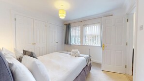 2 bedrooms, iron/ironing board, WiFi, bed sheets - Rewley Road | Oxford Holiday Let | 2 Beds & Sleeps 4 (Oxford)