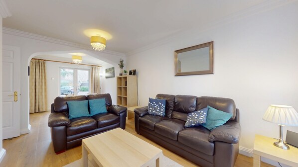 TV - Rewley Road | Oxford Holiday Let | 2 Beds & Sleeps 4 (Oxford)