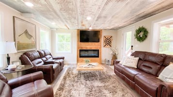 TV connectée, cheminée, baby-foot, table de tennis de table