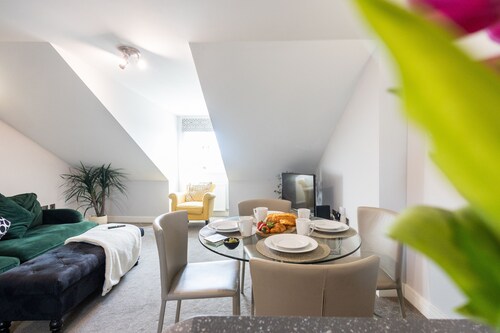 The Shakespeare Suite Dunara 7 | Leamington Spa Holiday Let | 2 Beds & Sleeps 4