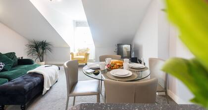 The Shakespeare Suite Dunara 7 | Leamington Spa Holiday Let | 2 Beds & Sleeps 4