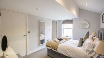 2 bedrooms, desk, iron/ironing board, WiFi