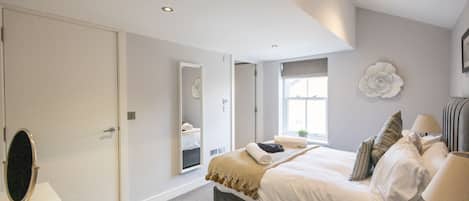 2 habitaciones, escritorio, tabla de planchar con plancha y wifi