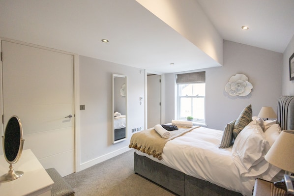 2 bedrooms, desk, iron/ironing board, WiFi