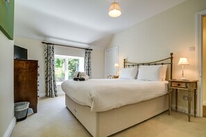 2 bedrooms, desk, iron/ironing board, WiFi - Rose Cottage | Adderbury Holiday Let | 2 Beds & Sleeps 3 (Adderbury)