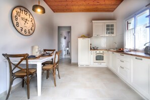 Kühlschrank, Ofen, Herdplatte, Wasserkocher mit Kaffee-/Teezubehör