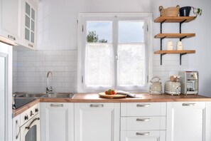 Fridge, oven, stovetop, coffee/tea maker