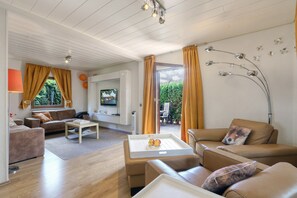 Smart-TV, Kamin, DVD-Player, Stereoanlage