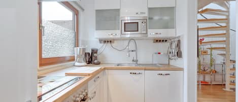 Réfrigérateur, four à micro-ondes, un four, surface de cuisson