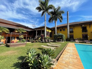 Outdoor pool, pool loungers - Maria Barbosa Tiradentes Hotel and Spa (Tiradentes)