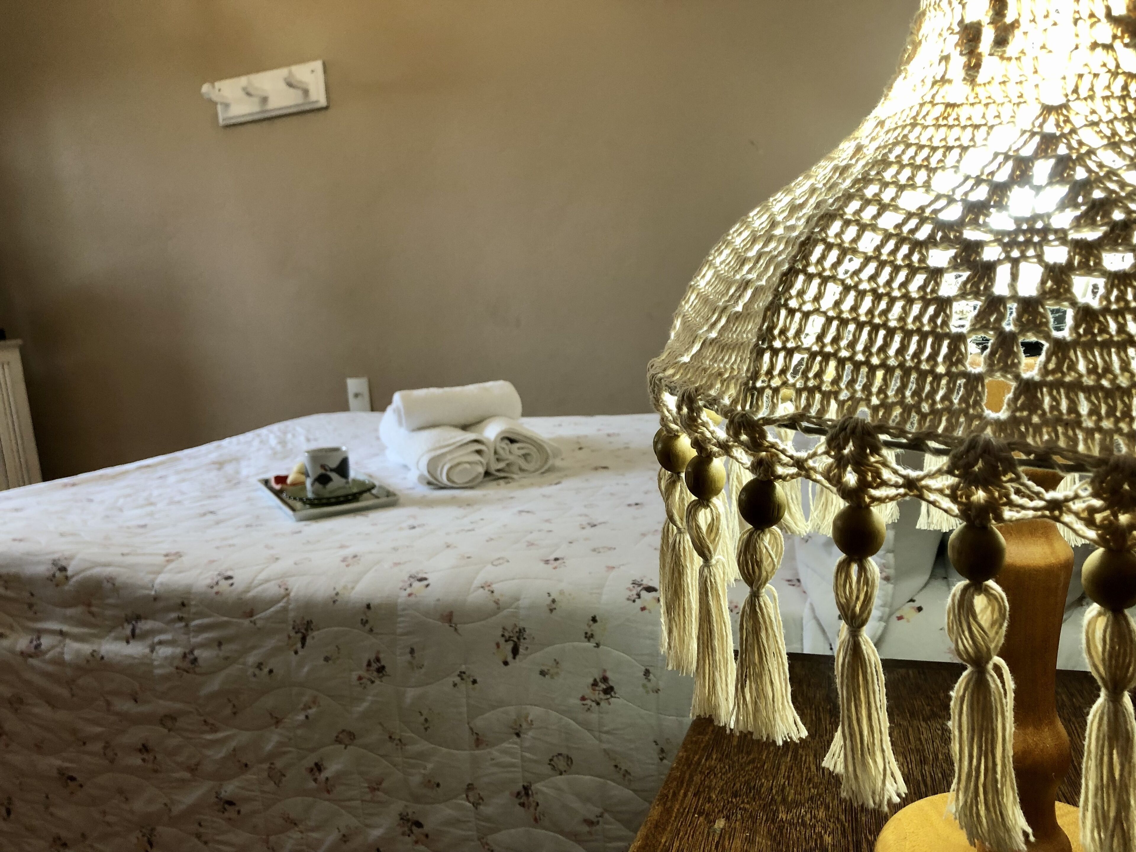 Minibar, decoración personalizada, muebles diferentes y wifi gratis 