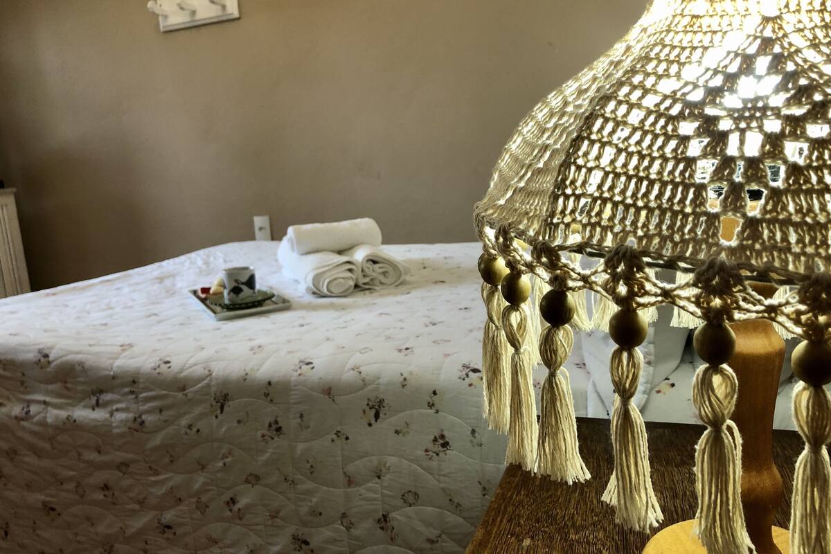 Minibar, decoración personalizada, muebles diferentes y wifi gratis