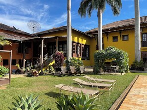 室外游泳池，日光  浴躺椅