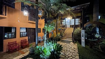 住宿正面 (夜晚)