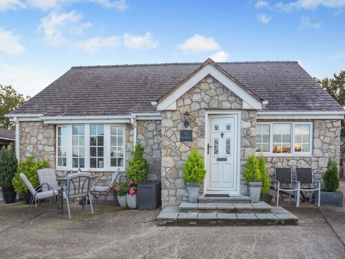 2 bedroom accommodation in Cefn, near St Asaph