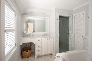 Ensemble douche/baignoire, baignoire à jets, sèche-cheveux