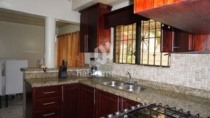 Microonde, frullatore, tavolo da pranzo