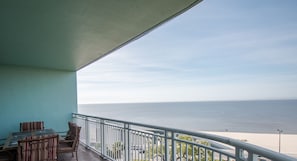 Condo, várias camas, piscina particular, vista para a praia | Sacada