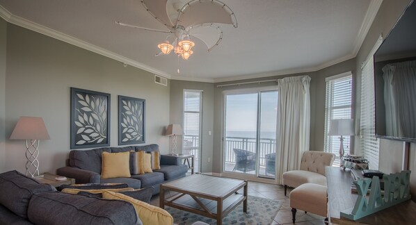 Appartamento, letti multipli, piscina privata, vista spiaggia | Soggiorno | TV