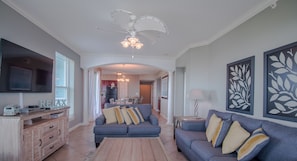 Condo, várias camas, piscina particular, vista para a praia | Sala de estar | TV