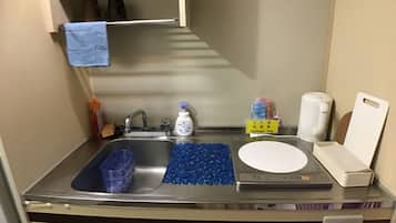 Refrigerador, microondas, parrilla de estufa y utensilios de cocina