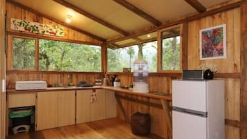 Kühlschrank, Herdplatte, Wasserkocher mit Kaffee-/Teezubehör, Rührgerät