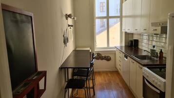 Oven, dishwasher, toaster, cookware/dishes/utensils