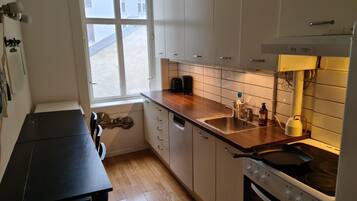 Oven, dishwasher, toaster, cookware/dishes/utensils