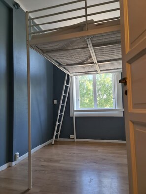 Design Double Room | Individually decorated, desk, laptop workspace, free WiFi - S12 2nd Floor Room in Elegant Apartment (Oslo)