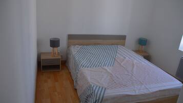 2 habitaciones y tabla de planchar con plancha