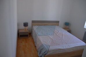 2 chambres, fer et planche à repasser