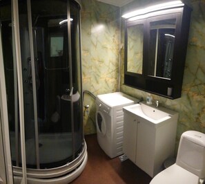 Comfort Apartment, 3 Bedrooms | Bathroom | Shower, towels, shampoo