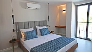 In-room safe, soundproofing, free WiFi, bed sheets