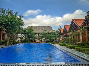 Outdoor pool, pool loungers - Tam Coc Melody Homestay (Hoa Lu)