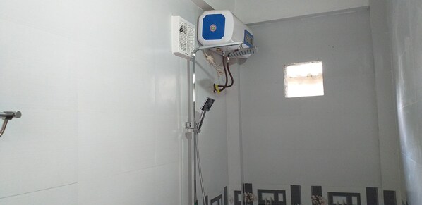 A bathroom with a shower, a window, and an air conditioning unit. - Tam Coc Melody Homestay (Nam Hoa Lu)