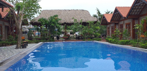 Outdoor pool, pool loungers - Tam Coc Melody Homestay (Hoa Lu)