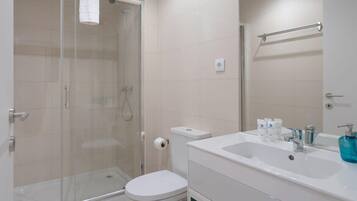 Shower, hair dryer, towels, shampoo