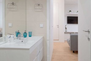 Dusche, Haartrockner, Handtücher