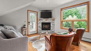 Een smart-tv, een open haard, tafelvoetbal en boeken