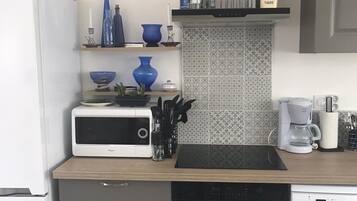 KĂŒhlschrank, Mikrowelle, Ofen, Herdplatte