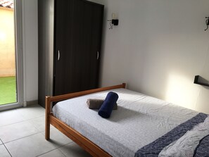 3 habitaciones, tabla de planchar con plancha y cuna de viaje 