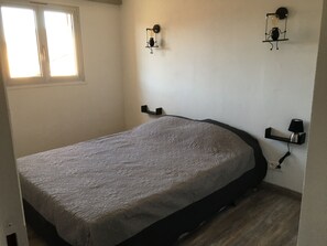 3 bedrooms, iron/ironing board, travel cot, free WiFi