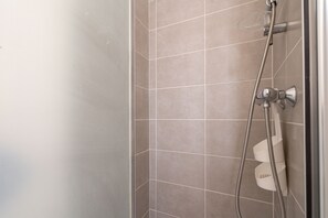 SĂšche-cheveux, serviettes fournies