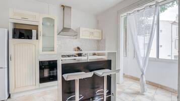 Kühlschrank, Ofen, Wasserkocher mit Kaffee-/Teezubehör, Toaster