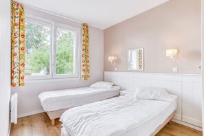 3 bedrooms, iron/ironing board, bed sheets