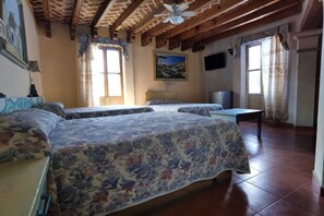 Tabla de planchar con plancha y ropa de cama