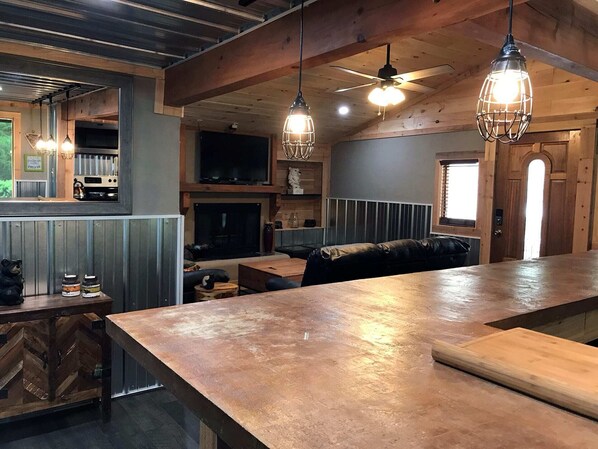 Fridge, microwave, oven, stovetop - Luxury Space At A Great Price! Just Off The Spur, Large Driveway! (Sevierville)