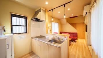 Fridge, microwave, stovetop, cookware/dishes/utensils